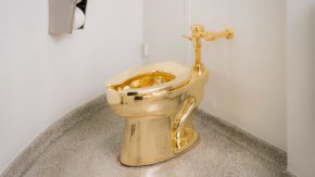 Осъдиха банда за кражба на златна тоалетна с име „Америка“