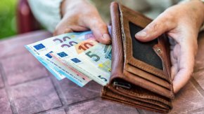 Работещите на минимална заплата в Испания няма да плащат данък общ доход 