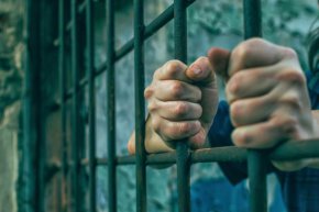 Осъдиха пастрок на 2 г. затвор, че забременил доведената си малолетна дъщеря