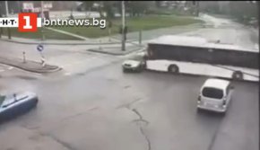 Автобус помете кола в София. Загина 77-годишен мъж