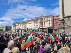 Хиляди протестират в София в подкрепа на лева