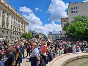 Хиляди протестират в София в подкрепа на лева