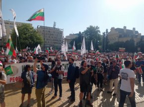 Протестиращите срещу еврото призоваха депутатите да излязат при тях