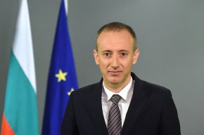 Специалностите „медицинска сестра“ и „акушерка“ ще са защитени, обучението ще бъде безплатно: Просветни