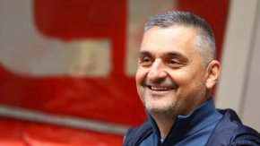 
???? "Днес е ден на транспорта в НС. В зала вървят 5 законопроекта, които включват от въздухоплаване, през морските пространства и електронните съобщения и следобед ще завършим със заседание на Комисията по транспорт, където предстои приемане на второ четене на закона за движение по пътищата". Това заяви пред журналисти в НС зам.-председателят на ПГ на БСП – ОБЕДИНЕНА ЛЕВИЦА и председател на транспортната комисия в парламента Кирил Добрев.
???? По думите му предстои следобед да се гледат няколко важни неща – споразумение между общините и КАТ камерите на общините да бъдат използвани за засичане на скоростта и при нарушения на средна скорост. „Ще направя и предложение за пълна забрана на тротинетките. Щом не можем да опазим живота и на тези, които ги управляват  и на участниците в движението по пътищата, не сме узрели като общество да използваме този вид превозни средства“, категоричен бе той.                     Кирил Добрев, депутат, БСП   
