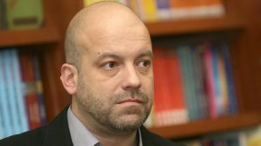 90% от семейния живот се състои в това да крещиш "какво?" от различни краища на жилището: И.Сиромахов, Лаф на деня