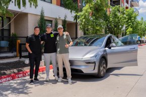  Нова Tesla сама стигна до клиента