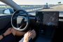  Разследват Тесла след случаи на автомобили с автопилот, преминаващи на червено и каращи в насрещното