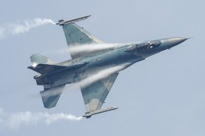 Пристигат още два F-16 в България 