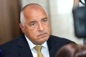 Да се върне всичко на Президентството още днес и да спре Радев с този цирк - джипове и в средата Шкода: Борисов