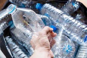  Вредна и по-мръсна от чешмяната е бутилираната вода: Изследване   