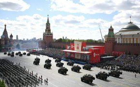 Отмяната на военната техника на парада на 9 май в Москва е свързана с терористична активност на Киев: Песков