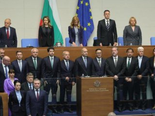 Само със 122 гласа ЗА избраха кабинета Радев