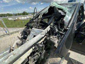 Дрогиран 19-годишен удари колата си в мантинела край АМ Тракия, двама ранени
