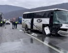 Обвиниха водача на автобуса, ударил се в камион на АМ Хемус