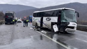 Обвиниха водача на автобуса, ударил се в камион на АМ Хемус