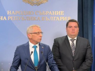 Осакатяват опозицията чрез новия правилник: Денков