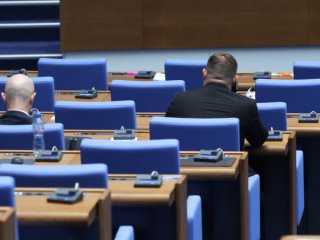 Депутатските заплати скочиха, докато се говори за замразяване