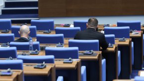 Депутатските заплати скочиха, докато се говори за замразяване