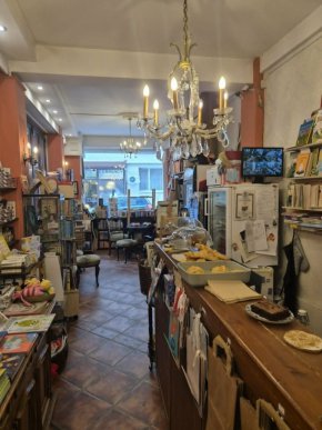 ДА! Брауни №1, ройбос с портокал и кактус, пиано и много книги в Bookstore Cafe'