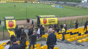 Миньор Перник изпадна от Втора лига, фенове потрошиха стадиона