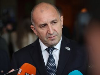 Радев договаря с Макрон доставка на 3D радари и ново поколение гаубици 