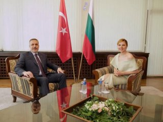 Външната министърка посрещна турския си колега със скандално голо рамо: ФОТО НА ДЕНЯ 