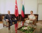 Външната министърка посрещна турския си колега със скандално голо рамо: ФОТО НА ДЕНЯ 