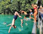 Хиляди се оставят на течението на река Ааре в Берн