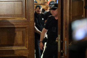 Шофьорът, ударил се в автобус на Челопешко шосе, остава в ареста