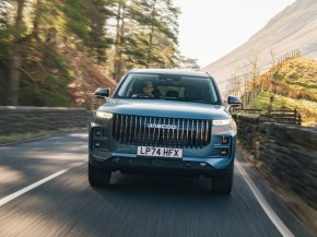 Китайският Jaecoo 7 атакува британския пазар с до 1200 км комбиниран пробег при хибридната версия