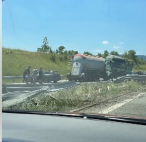 Камион премина през мантинелата и отнесе кола на АМ Струма