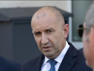 Бюджетът Гълъб-Радев реже образованието и проектите на общините