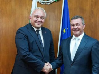 Вътрешният министър иронизира регионалния публично, невиждано в кабинет досега