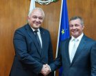 Вътрешният министър иронизира регионалния публично, невиждано в кабинет досега