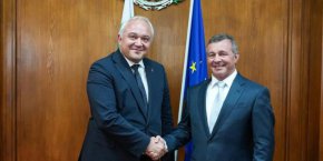 Вътрешният министър иронизира регионалния публично, невиждано в кабинет досега