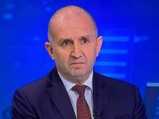Радев не е спрял мантинелите, които неговият Шишков пусна в служебния му кабинет през 2022 г.