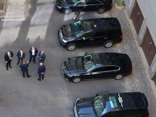 Радев ще купува лимузини на НСО със скъсания бюджет