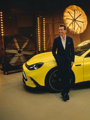Гейбриъл Махт застава до новия Mercedes-AMG GT 4-Door Coupé в нова рекламна кампания