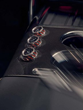 Гейбриъл Махт застава до новия Mercedes-AMG GT 4-Door Coupé в нова рекламна кампания