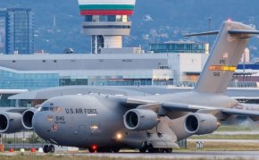 Огромен военнотранспортен самолет C-17 на САЩ кацна в София дни след махането на цистерните