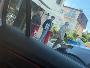 Кметът на Бистрица запечата кабинета си с надпис „ОХРАНА“ и замина на море