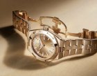 Vacheron Constantin представи два нови часовника Overseas с 34,5 мм корпус в розово злато и стомана