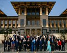 Семейна снимка на лидерите на НАТО в Президентския дворец в Анкара, Турция: Фото на деня