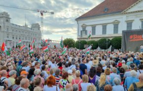 Огромен митинг в защита на унгарския президент срещу премиера Мадяр