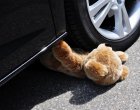 Млад шофьор блъсна 7-годишно момиченце пред блок в Бургас