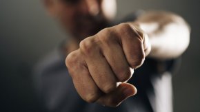 Служители на фирма за бързи кредити пребиха мъж пред блок в Перник 