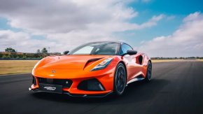 Lotus Emira 420 Sport атакува Porsche 911 с 420 к.с. и цена от 122 900 долара