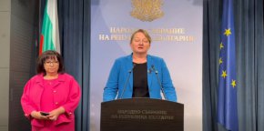 Критиките на ГЕРБ–СДС не са отправени към Йотова, тя наистина е в трудна ситуация: Сачева
