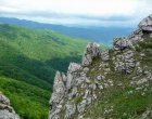  Жена на 60 години е загинала на място, падайки от върха на било в Стара планина, съобщиха от Планинската спасителна служба в Троян. Сигналът за инцидента е получен в 11:07 ч. Група от шестима души са се движели по пътеката от хижа „Козя стена“ към хижа „